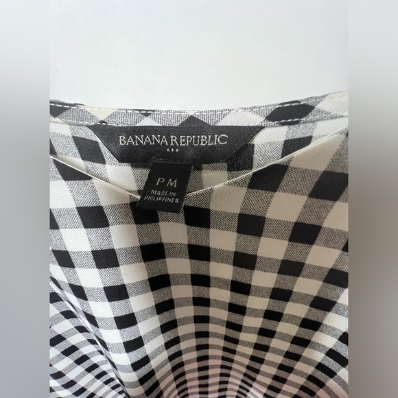 BANANA REPUBLIC SPAGHETTI STRAP SHELL SIZE MEDIUM PETITE BLACK AND WHITE CHECKED - Picture 5 of 5
